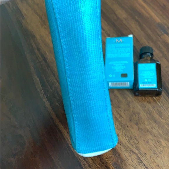 Best offer!! NEW Moroccanoil with Cosmetic Makeup Bag! Only best offers🤩 - Picture 6 of 7